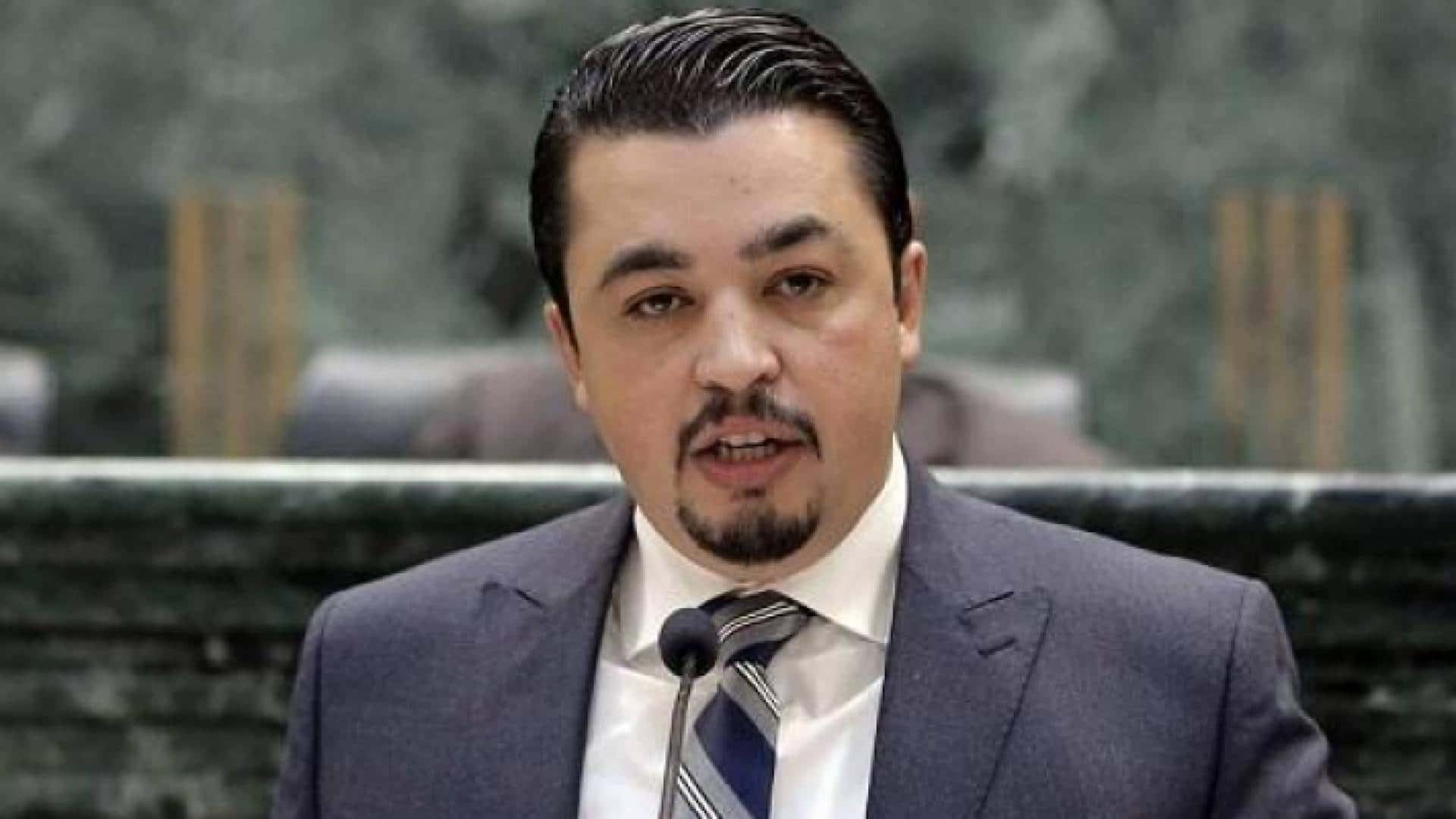 النائب أندريه عزوني يوقع شيكات مالية خ