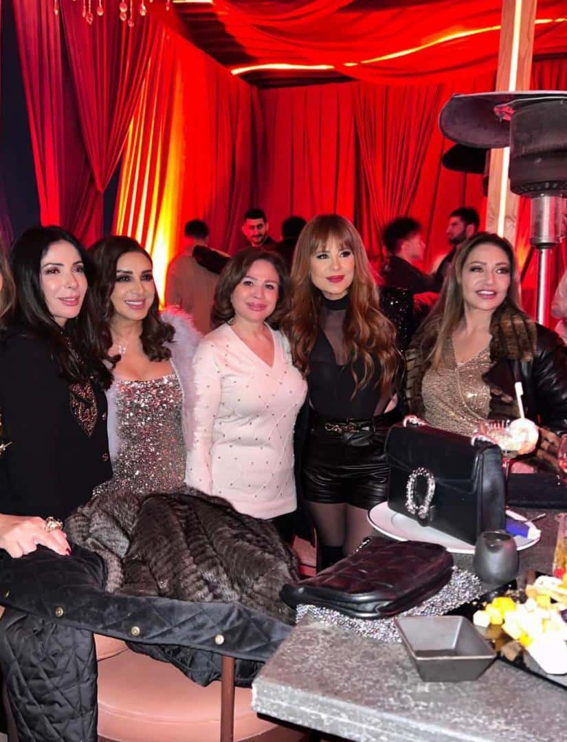 خطفت سيدة المسرح والغناء العربي الفنانة اللبنانية كارول سماحة الأنظار